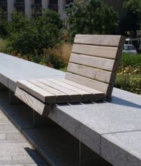 houten zitje met stoelleuning voor op een betonnen rand